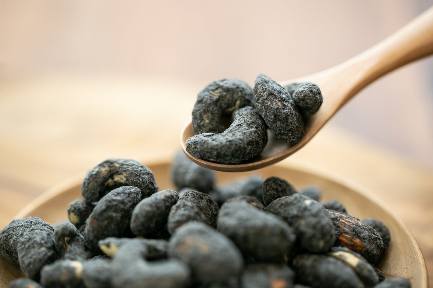 BLACK NUTS 炭ナッツ メープル＆ソルト | 山梨県産竹炭